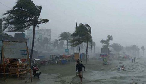 গভীর নিম্নচাপটি উপকূল অতিক্রম করছে