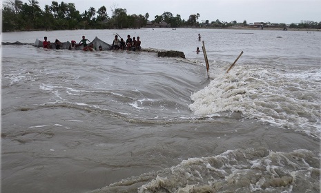 কপোতাক্ষ নদীর বাঁধ ভেঙ্গে নিম্নাঞ্চল প্লাবিত, ভেসে গেছে শতাধিক মাছের ঘের
