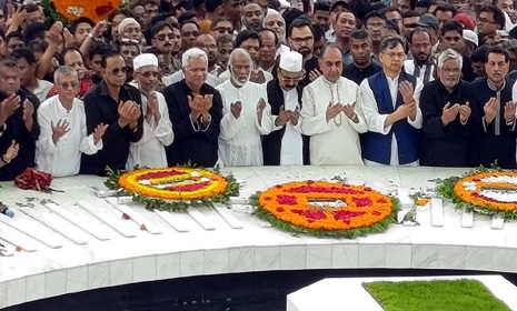 জিয়াউর রহমানের সমাধিতে নেতাকর্মীদের ফুলেল শ্রদ্ধা