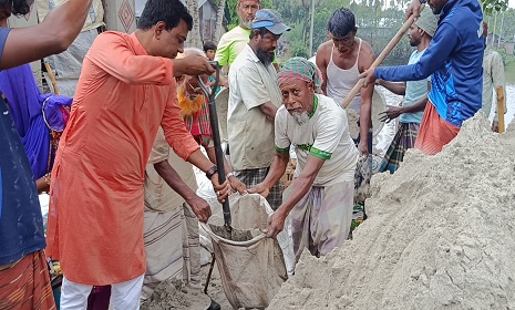 স্বেচ্ছাশ্রমে সড়ক সংস্কার যুবদল নেতার