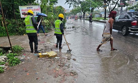 জলাবদ্ধতা নিরসনে ডিএনসিসির ২০০ কর্মীর তৎপরতা