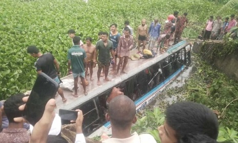 কুষ্টিয়ায় বাস ও ট্রাকের মুখোমুখি সংঘর্ষ,আহত ৩০