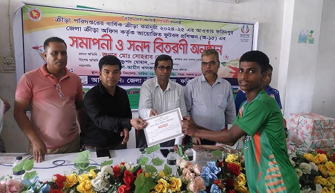 ফরিদপুরে ফুটবল প্রশিক্ষণের সমাপনী ও সনদ বিতরণ