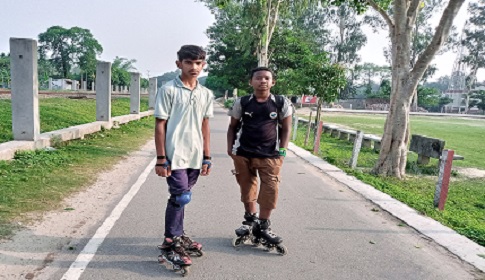 সোনাতলার পল্লীতে স্কেটিং জুতায় চলাচল স্কুলছাত্রের