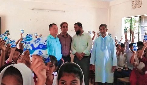 কাপ্তাইয়ের দুর্গম ডংনালা স্কুলের দেড় শতাধিক শিক্ষার্থীকে খাওয়ানো হলো পুষ্টিকর দুধ