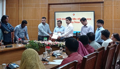 জুলাই গণঅভ্যুত্থানে শহীদের পরিবারের মধ্যে সঞ্চয়পত্র বিতরণ