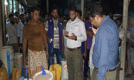 শ্যামনগরে চালের দোকান থেকে ৭৫ বস্তা সরকারি চাল জব্দ