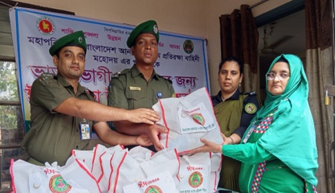 কাপাসিয়ায় আনসার ভিডিপি সদস্যদের মাঝে ঈদ উপহার সামগ্রী বিতরণ