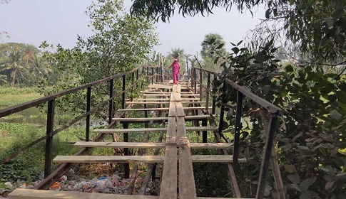 এক যুগের ভাঙা কাঠের সেতুতে ১০ গ্রামের মানুষের ঝুঁকিপূর্ণ চলাচল 