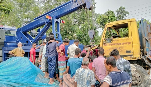 বোয়ালমারীতে বাস-ট্রাক মুখোমুখি সংঘর্ষ, আহত ১০