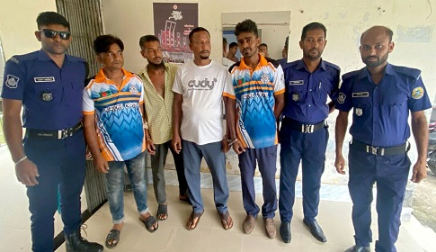 আগৈলঝাড়া গরুর হাটে চাঁদাবাজি করতে গিয়ে পুলিশের হাতে চারজন গ্রেপ্তার