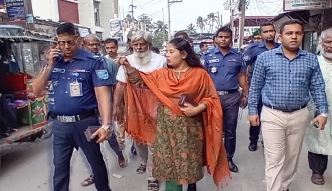 কাপাসিয়ায় যানজট নিরসনে রাস্তায় নামলেন ইউএনও-এসিল্যান্ড
