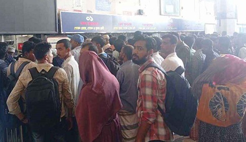 কমলাপুরে আজও ঘরমুখো মানুষের ভিড়