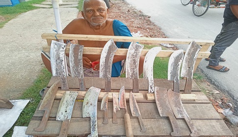 কাঙ্খিত বেচাকেনা না হওয়ায় হতাশ ফরিদপুরের কামাররা