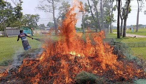 ৪ হাজার ২০০ মিটার অবৈধ চায়না ম্যাজিক জাল জব্দ করে অগ্নিসংযোগ  