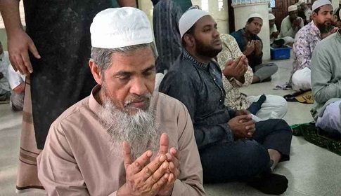 মোনাজাতে দেশ ও জাতির কল্যাণ কামনা