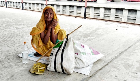 ভাসমান ছিন্নমূল বৃদ্ধাকে মেরে ভিক্ষার টাকা ও শাড়ি ছিনতাই