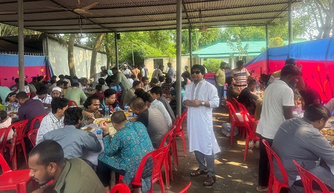 শিক্ষার্থীদের সাথে ঈদ করলেন ভিসি