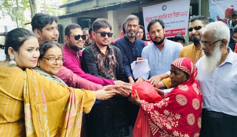 জামালপুরে রেড ক্রিসেন্টের ঈদ উপহার বিতরণ