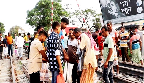 ঈশ্বরদীতে দানে পাওয়া কোরবানির মাংস বিক্রির ধুম