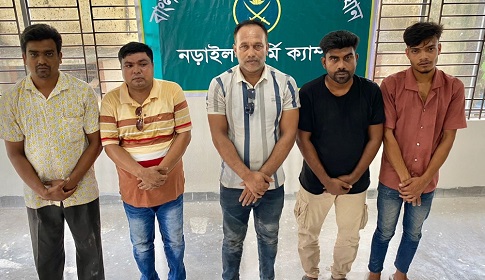 নড়াইলে সেনা অভিযানে কুখ্যাত ডাকাত মনির গুণ্ডা ৫ সহযোগীসহ আটক