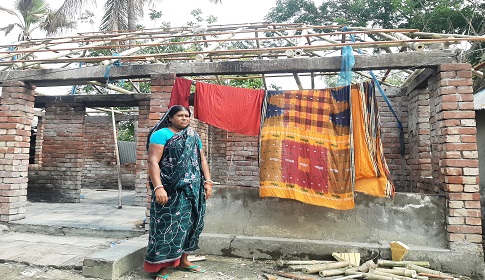 পোড়া বাড়িগুলোতে সেনাবাহিনী ও উপজেলা প্রশাসনের উদ্যোগে চলছে সংস্কার কাজ