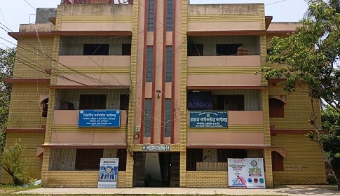 বাগেরহাটে কাস্টমস অফিসে অসামাজিক কার্যকলাপ, যুবতীসহ গ্রেফতার ৩