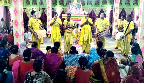 ঈশ্বরদী ঠাকুরবাড়িতে অনুষ্ঠিত হচ্ছে মহানামযজ্ঞ ও লীলা কীর্তন