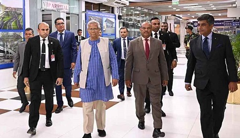লন্ডনে পৌঁছেছেন প্রধান উপদেষ্টা