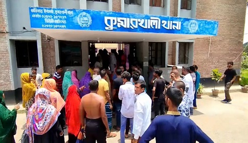 কুষ্টিয়ায় আসামি ছিনিয়ে নিতে স্বজনদের থানা ঘেরাও