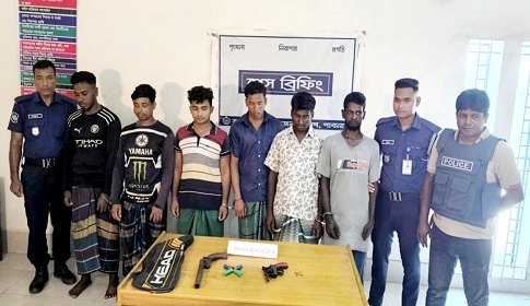 ঈশ্বরদীতে পদ্মা নদীতে পুলিশের অভিযানে আগ্নেয়াস্ত্রসহ আটক ৬