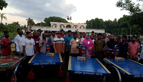 পাংশায় অসচ্ছল পরিবারের মাঝে গরু-ছাগল, ভ্যান বিতরণ
