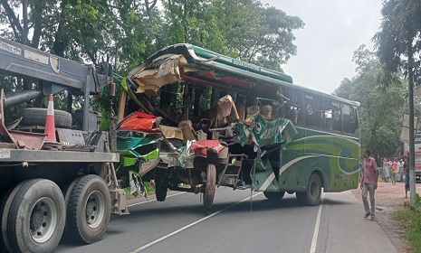 দাঁড়িয়ে থাকা ট্রাকে ৩ বাসের ধাক্কায় পুলিশ কর্মকর্তাসহ নিহত ২  