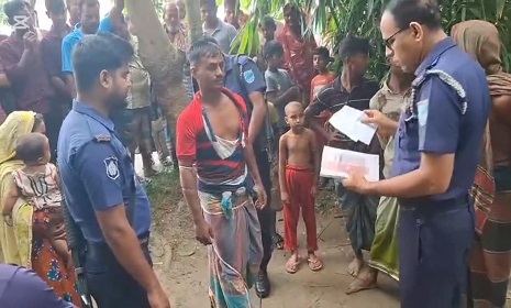 পাওনা টাকা না পেয়ে শ্বশুরকে গাছের সঙ্গে বেঁধে নির্যাতন