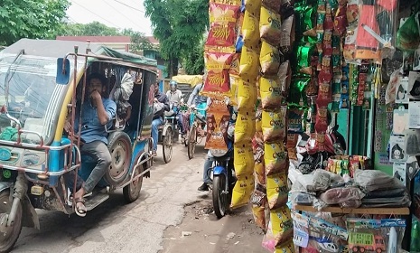 লোহাগড়ায় ফুটপাত দখল করে ব্যবসা-বাণিজ্য, জনদুর্ভোগ লাঘবে অভিযোগ