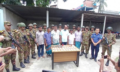 পঞ্চগড়ে সেনা অভিযান, জাল ডলারসহ আটক ৬