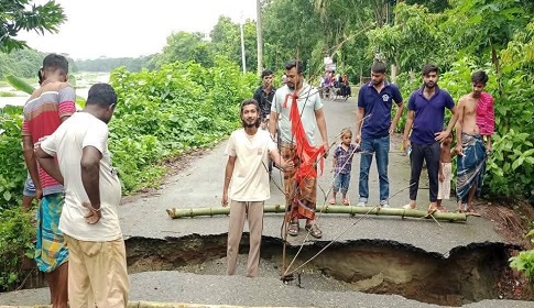 নড়াইলে ভারী বর্ষণে আঞ্চলিক সড়কে ধস, যানবাহন চলাচল বন্ধ