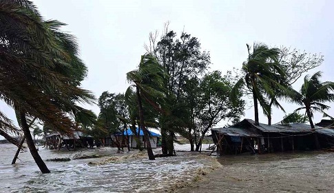 ১০ জেলায় ঝড়ের পূর্বাভাস, বন্দরে ৩ নম্বর সংকেত