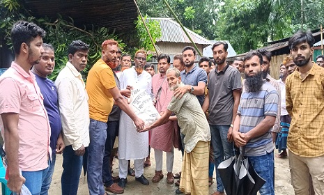 সালথায় আকস্মিক ঝড়ে ক্ষতিগ্রস্তদের পাশে যুবদল নেতারা