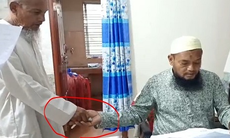 পেঁয়াজ সংরক্ষণ ঘরের জন্য আবেদনপত্র জমা দিতে আসা কৃষকের কাছ থেকে টাকা নেওয়ার অভিযোগ