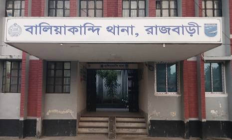 পরকীয়ায় বাধা দেওয়ায় স্ত্রীকে শ্বাসরোধ করে হত্যার অভিযোগ, স্বামী আটক