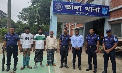 ফরিদপুরে নৌ-পথে অভিযান যৌথ অভিযানে ৬ ড্রেজার জব্দ, আটক ৩