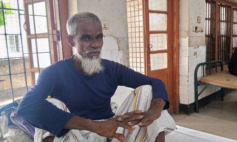 ফরিদপুরে জমি লিখে না দেওয়ায় প্রবাসী ছেলের নির্যাতনে হাসপাতালে বাবা