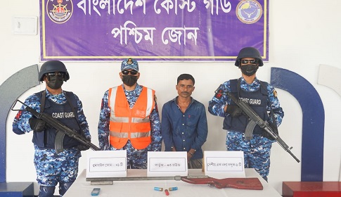 সুন্দরবনে আগ্নেয়াস্ত্র-গুলিসহ বনদস্যু আটক