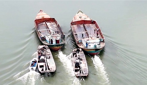 ঈশ্বরদীতে পদ্মায় ফের ফিল্মি স্টাইলে মহড়া, এলাকাবাসীর নিরাপত্তার দাবি