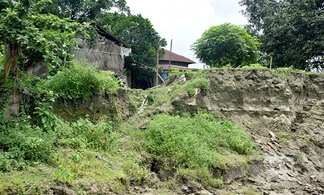 মহম্মদপুরে নদী ভাঙন, আতঙ্কে মধুমতি পাড়ের মানুষ