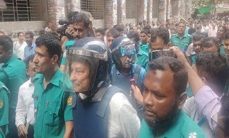 আদালতে দুয়োধ্বনি শুনেও হাসলেন ইনু