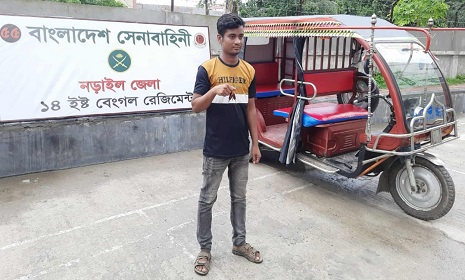 সেনাবাহিনীর তৎপরতায় চোরাই ইজিবাইক উদ্ধার, প্রকৃত মালিকের হাতে ফিরল জীবিকার সম্বল