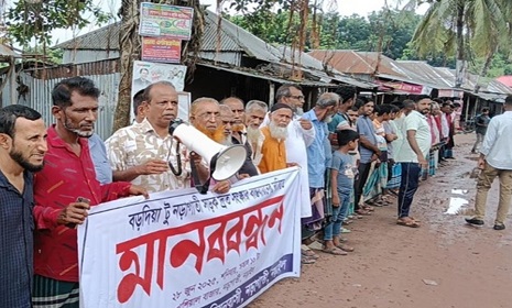 নড়াইলে খাশিয়াল-নড়াগাতী সড়ক সংস্কারে ধীরগতি, এলাকাবাসীর মানববন্ধন