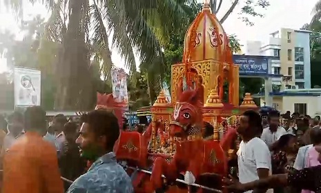 নগরকান্দায় বর্ণিল রথযাত্রায় ভক্তের ঢল